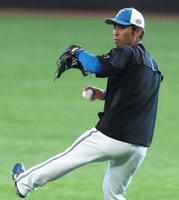 　練習に参加してキャッチボールをする江越（撮影・中島達哉）