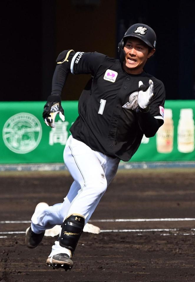 　３回、右越え適時三塁打を放ち、一塁を回る藤原