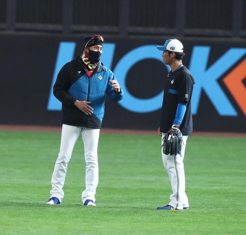 　江越（右）と話す新庄監督（撮影・中島達哉）