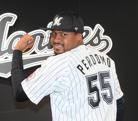 　ポーズを決めるペルドモ（撮影・堀内翔）