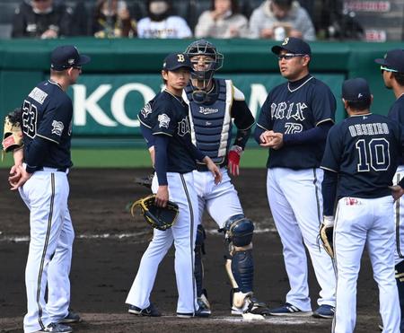 　３回途中で降板する山岡（中央左）＝撮影・飯室逸平