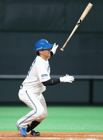 　７回、２点適時打を放つ伏見（撮影・中島達哉）