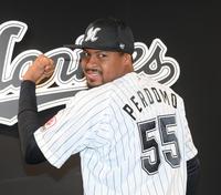 　ポーズを決めるペルドモ（撮影・堀内翔）