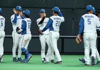 　勝利をあげ、清宮（右から２人目）らナインを迎える矢沢（中央）＝撮影・中島達哉