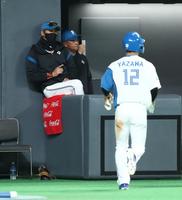 　７回、清宮の適時打で生還した矢沢（手前）をポーズで迎える新庄監督（撮影・中島達哉）