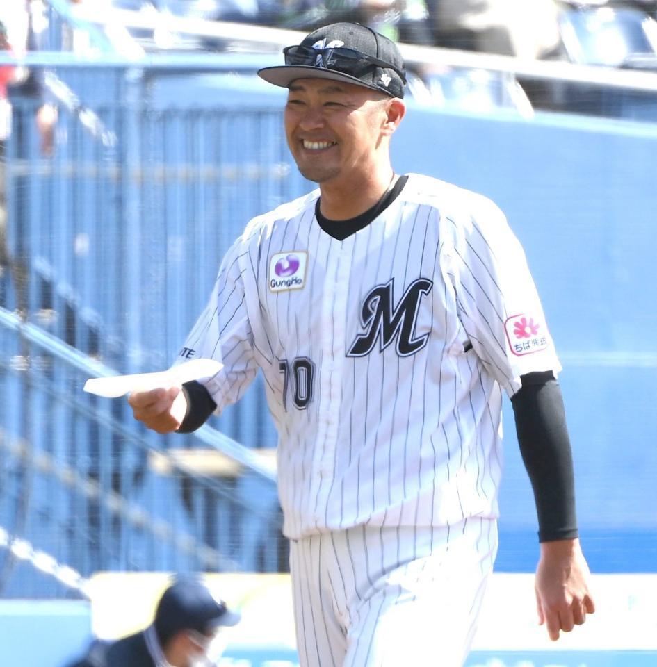 　メンバー確認を行った福浦監督代行（撮影・堀内翔）