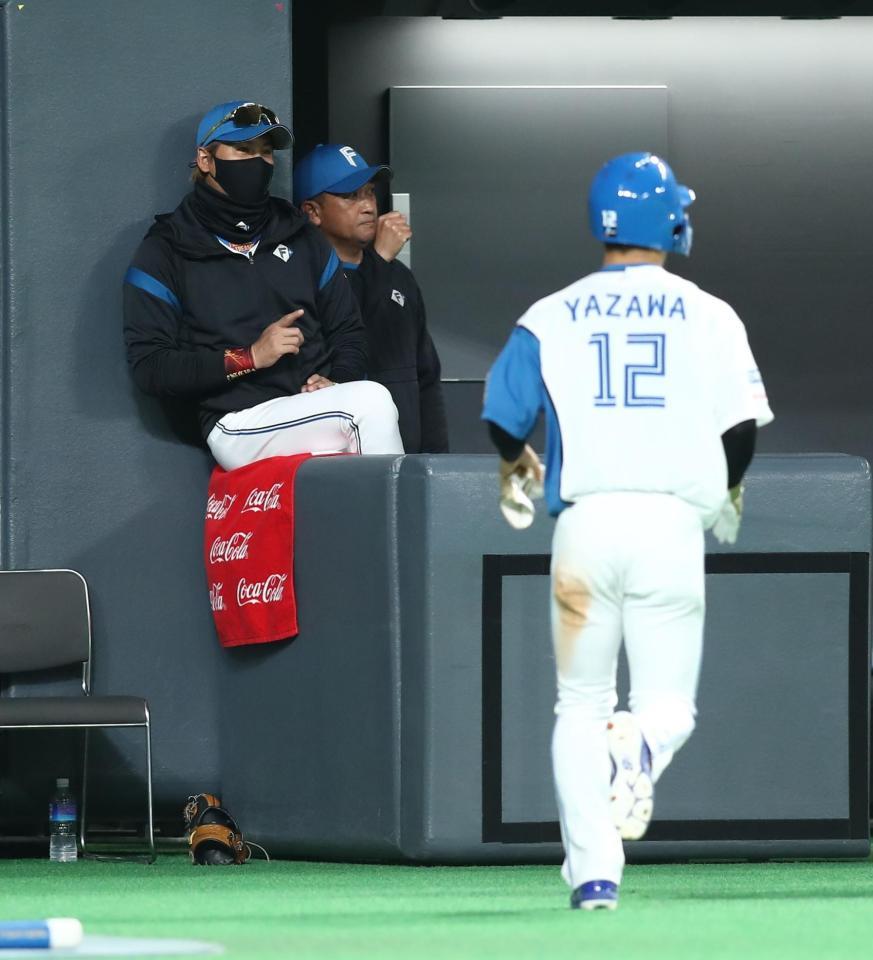 　７回、清宮の適時打で生還した矢沢（手前）をポーズで迎える新庄監督（撮影・中島達哉）