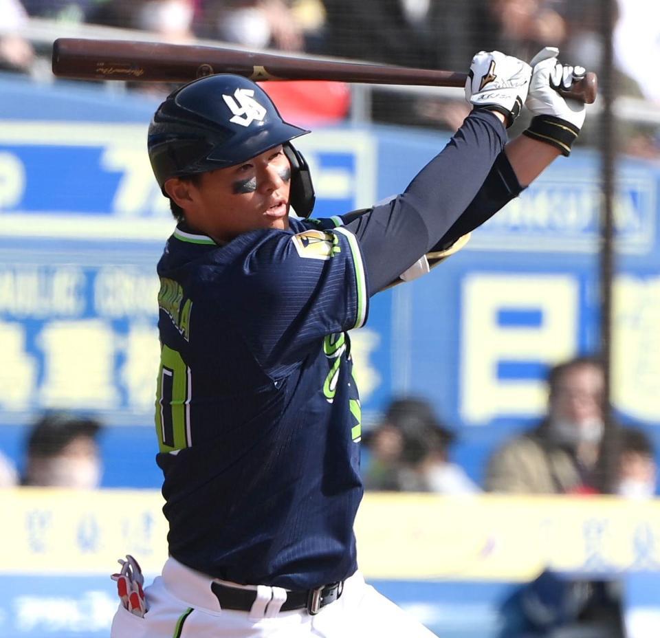 　５回、北村が右翼線に二塁打を放つ（撮影・堀内翔）