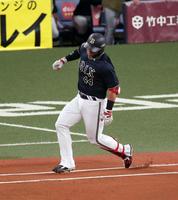 　１回、頓宮は左越えに先制適時打を放ち、一塁手前で脚がもつれる（撮影・山口登）