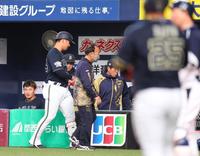 　１回、左前に先制適時打を放った直後に交代する頓宮（撮影・吉澤敬太）