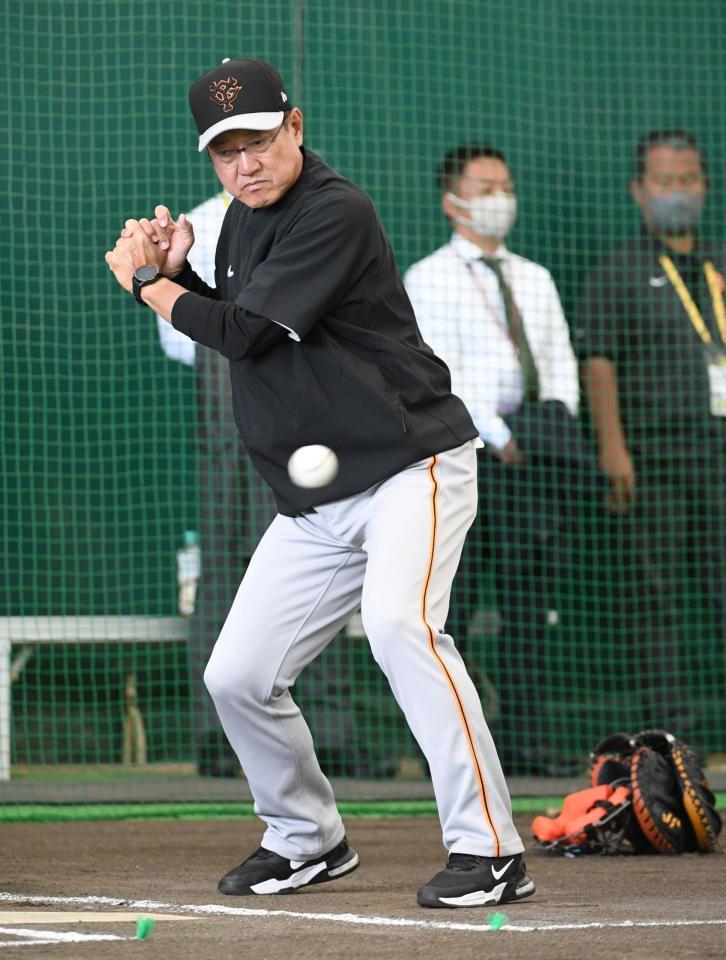 　ブルペンで打席に立ち、山田の投球を見る原監督（撮影・佐藤厚）
