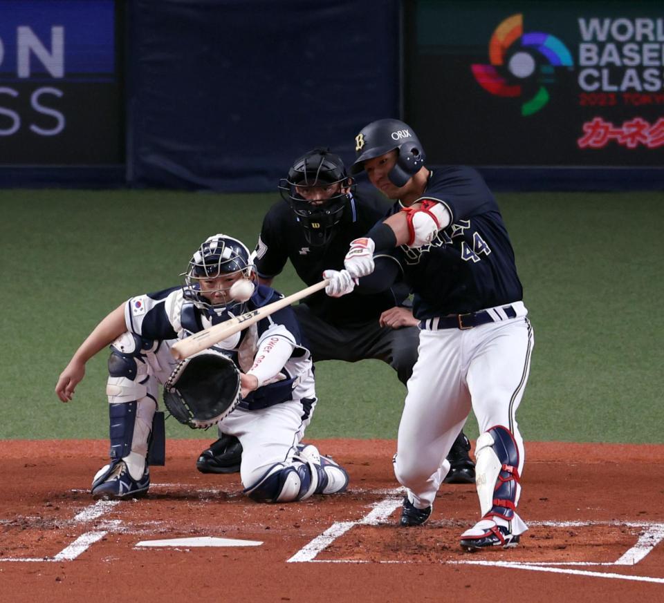 　１回、頓宮は左越えに先制適時打を放つ（撮影・山口登）