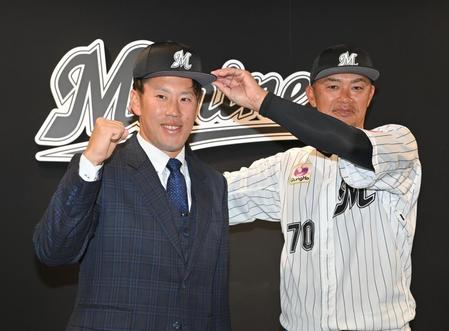 　移籍会見を行い、福浦監督代行（右）から帽子をかぶせてもらう西村（撮影・西岡正）