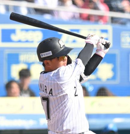 　４回、右前適時打を放つ田村（撮影・西岡正）