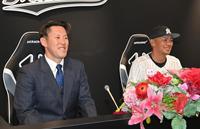 　移籍会見で福浦監督代行（右）と笑顔で話す西村（撮影・西岡正）