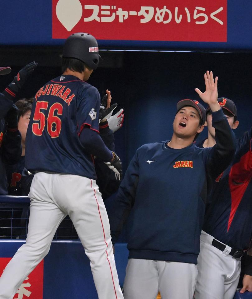 　生還した藤原（左）を迎える大谷（４日撮影）