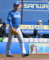 　１回、井上晴哉の犠飛で失点した加藤貴（手前）を見つめる新庄監督（撮影・伊藤笙子）