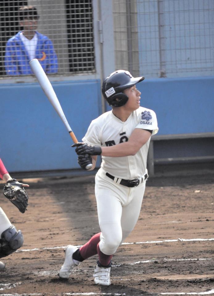 　右翼へ本塁打を放った大阪桐蔭・徳丸