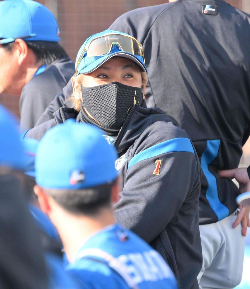 　８回、福田のファウルが飛んだ先を見つめる新庄監督（撮影・伊藤笙子）