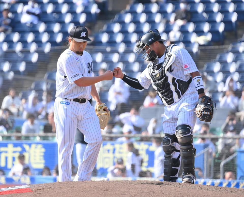 　５回に登板し、松川（右）とグータッチする沢村（撮影・伊藤笙子）