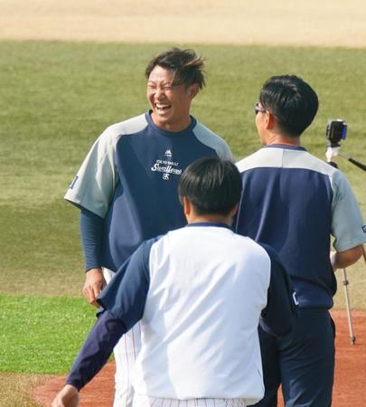 　笑顔で練習する奥川（撮影・高石航平）