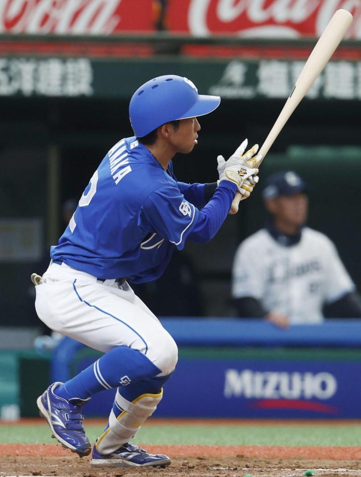 　８回、左翼線二塁打を放つ田中