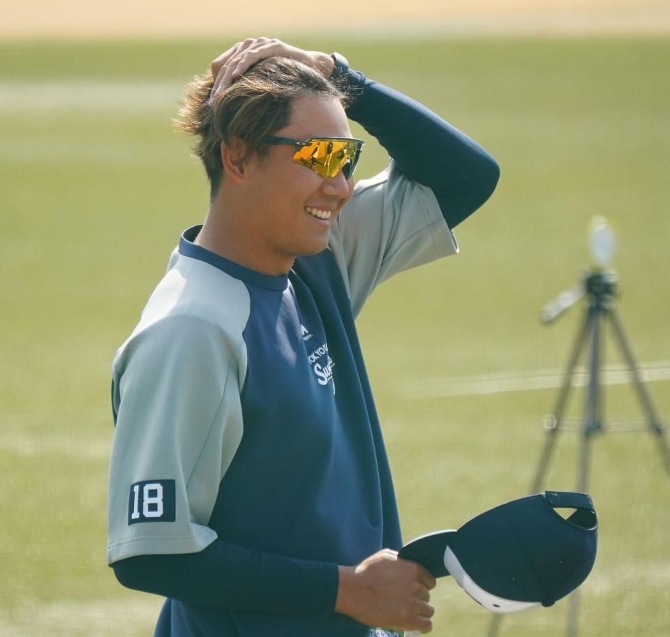 　笑顔を見せる奥川（撮影・高石航平）