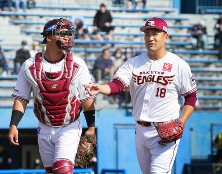 　５回を投げ終え、捕手の安田と話しながらベンチへ戻る田中将