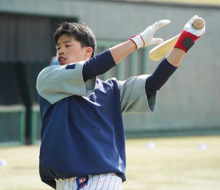 　ティー打撃で調整する塩見（撮影・高石航平）