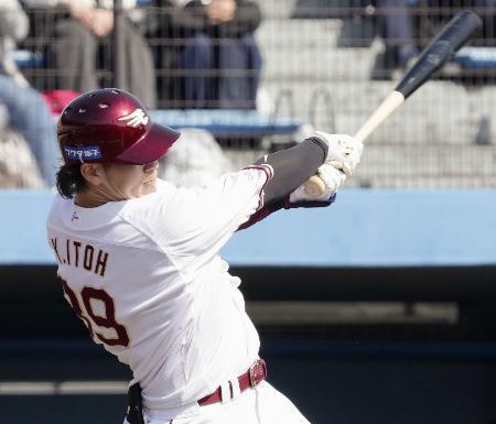 　２回、楽天・伊藤裕が左越えに満塁本塁打を放つ＝静岡