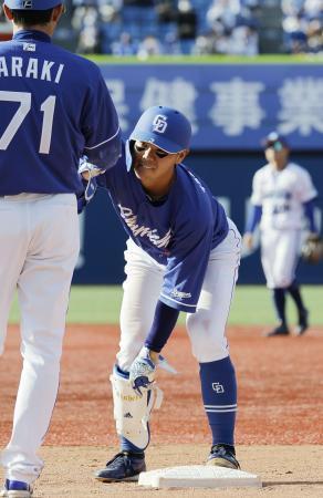 　６回、中前に２点打を放った中日・高橋周＝横浜