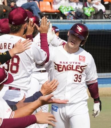 　２回、満塁本塁打を放ち、ナインに迎えられる伊藤裕