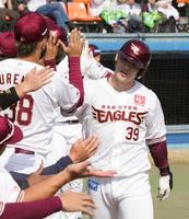 　２回、満塁本塁打を放ち、ナインに迎えられる伊藤裕