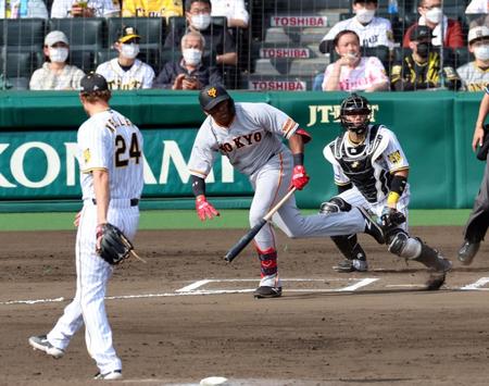 　６回、オコエは左前打を放つ（撮影・山口登）