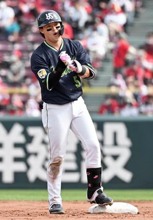 　５回、適時二塁打を放ち笑顔を見せる浜田