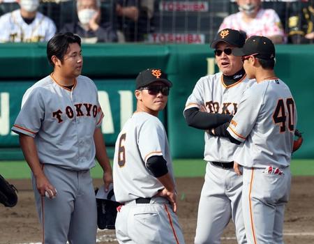 　６回、堀岡（左）は阪神打線に捕まり、原監督（右から２人目）がマウンドに行き交代させる（撮影・山口登）