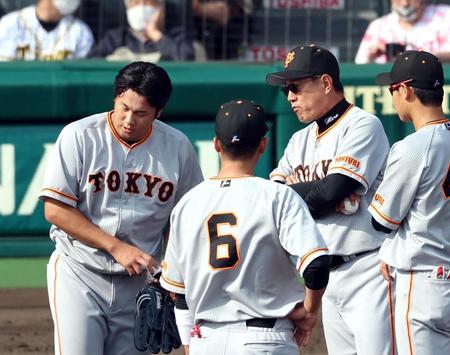 　６回、堀岡（左）は阪神打線に捕まり原監督（右から２人目）がマウンドに行き交代させる（撮影・山口登）