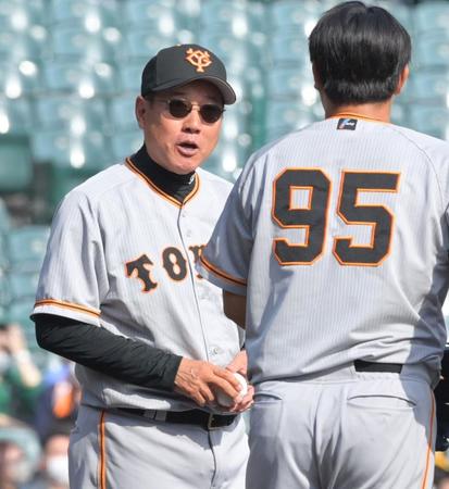 　６回、マウンドまで足を運び逆転を許した堀岡（右）に話しかける原監督（撮影・立川洋一郎）