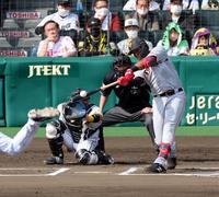 　６回、オコエは左前打を放つ（撮影・山口登）