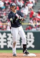 　５回、適時二塁打を放ち笑顔を見せる浜田