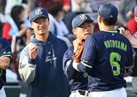 　勝利し、ナインを迎える（左から）吉村、田口（撮影・田中太一）