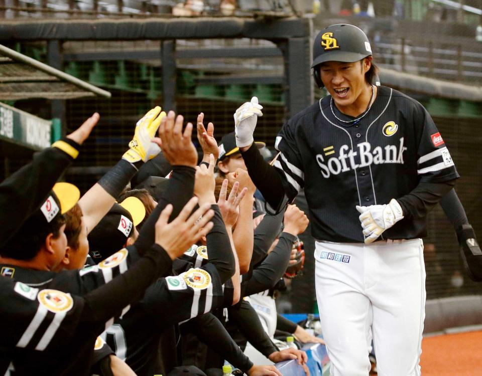 　３回、２ランを放ちナインに迎えられる柳田