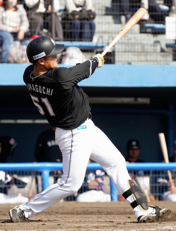 　３回、山口が左越えに本塁打を放つ