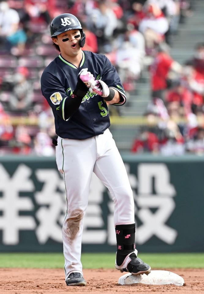 　５回、適時二塁打を放ち笑顔を見せる浜田