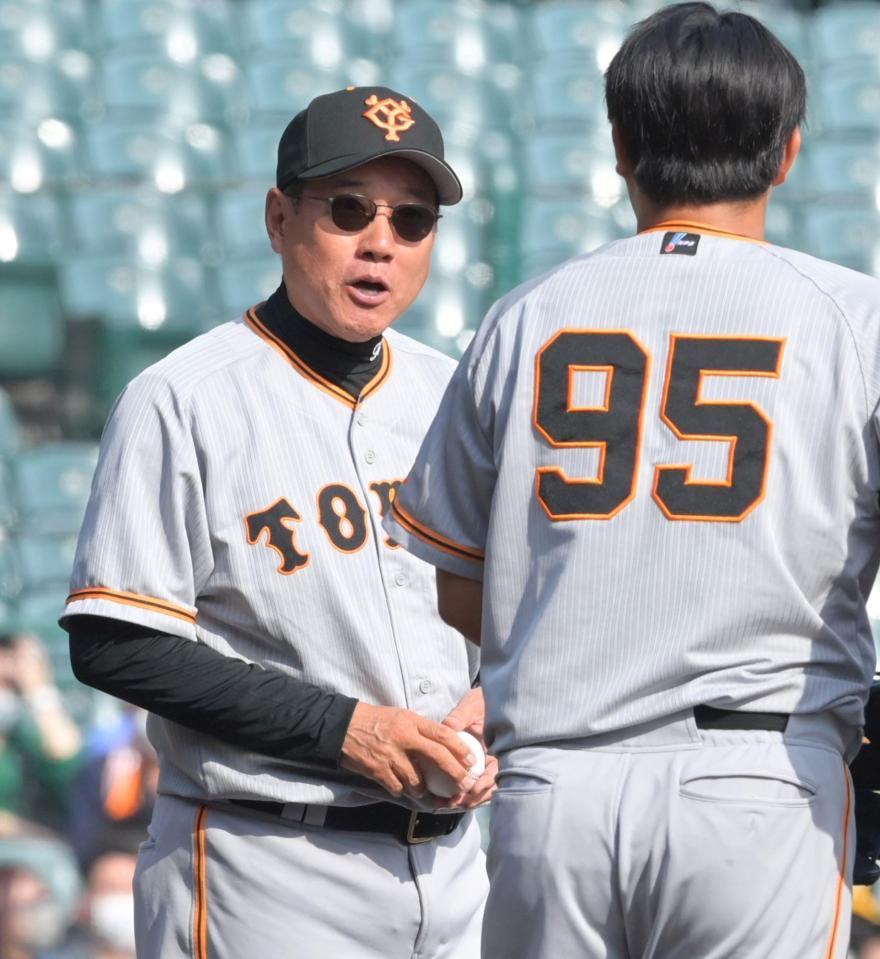 　６回、マウンドまで足を運び逆転を許した堀岡（右）に話しかける原監督（撮影・立川洋一郎）