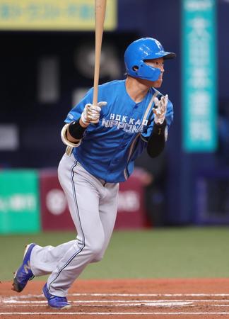 　右前にタイムリーを放つ矢沢＝１２日（撮影・坂部計介）