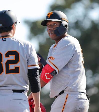 　７回、適時打を放ちコーチと話すオコエ