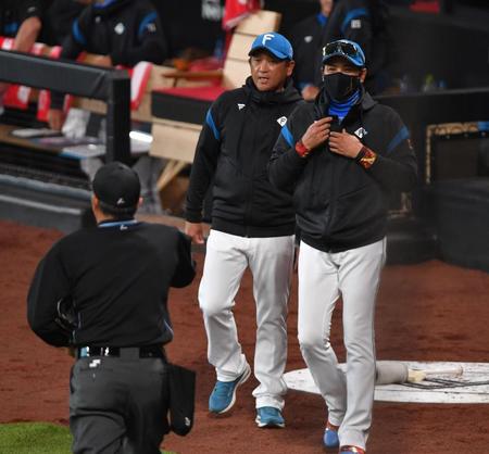 　８回、球審に投手・矢沢を告げる新庄監督（右）＝撮影・出月俊成