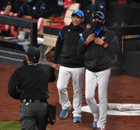 　８回、球審に投手・矢沢を告げる新庄監督（右）＝撮影・出月俊成