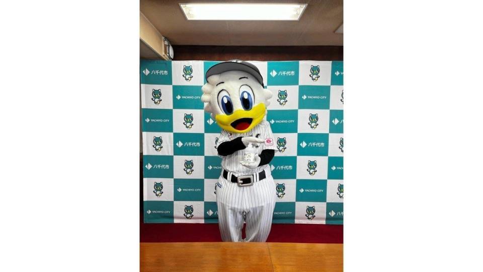 　贈呈式に参加した球団マスコットのマーくん（球団提供）